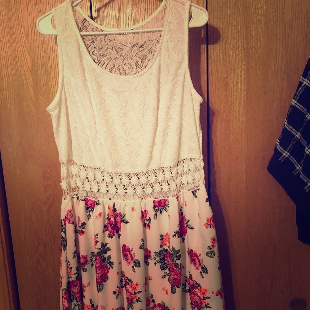 ADORABLE lace and floral dress